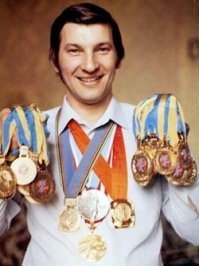 Владислав Третьяк. Легенда советского спорта и лучший вратарь советского хоккея   Владислав Третьяк. Он родился в Москве 25 апреля 1952 года, в спорт пришёл в возрасте 11 лет. Более 20 лет выступал за московский клуб ЦСКА и сборную СССР, десять раз становился чемпионом мира и два раза олимпийским чемпионом. Третьяк защищал ворота сборной Советского Союза в 111 международных играх, надёжнее его нет, и не было. Даже скупые на похвалу европейским хоккеистам канадские эксперты вынуждены были признать, что Владислав Третьяк   лучший в мире голкипер.