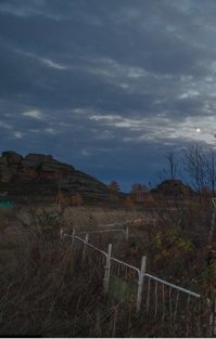 Ну, на первой фотке действительно антураж кладбища с оградкой на фоне полнолуния затянутого тучами. А вот на этой фотке качели мне нравятся - летом, так можно посидеть, поглядеть на живописные просторы (не с пустыми руками, в смысле выпить-закусить).