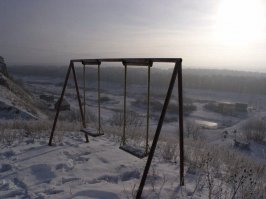 Ну, на первой фотке действительно антураж кладбища с оградкой на фоне полнолуния затянутого тучами. А вот на этой фотке качели мне нравятся - летом, так можно посидеть, поглядеть на живописные просторы (не с пустыми руками, в смысле выпить-закусить).