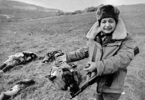 И азербайджанцы помнят армянского геноцида 1905 года, Бакинскую резню 1918 года Карабахские погромы. Но это не означает что я тоже должен убить армянских женщин и детей!!!