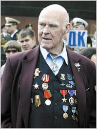 Был такой, Джозеф Байерли
6 июня 1944 года, в день открытия Второго фронта, самолет С-47, в котором находился Байерли, попал под обстрел над побережьем Нормандии. Выпрыгнув из самолета над Ком-дю-Монт, сержант Байерли потерял связь с другими парашютистами, но все же смог взорвать электрическую подстанцию. Он взорвал ещё несколько объектов до того, как спустя несколько дней попал в плен к немцам.

В течение последующих семи месяцев Байерли содержался в семи различных германских тюрьмах. Он дважды бежал, но оба раза был пойман. Байерли и его товарищи по тюрьме надеялись добраться до расположения Советской армии, которая находилась неподалеку. После неудачного второго побега (оказавшись в Польше, он и другие бежавшие военнопленные по ошибке сели в поезд, следующий в Берлин) он попал в гестапо, но вскоре его передали немецким военным, так как гестапо не имело права содержать военнопленных.
Байерли оказался в концентрационном лагере для военнопленных в Альт-Древице, предместье польского городка Костшин-над-Одрой. В начале января 1945 года он ещё раз бежал, на этот раз успешно, идя в направлении звуков канонады Первого Белорусского фронта. Через пару недель он смог дойти до линии фронта, и после пересечения её, найти советскую танковую бригаду. Выходя навстречу русским с поднятыми руками, он повторял с акцентом:  Я   американский товарищ! Я   американский товарищ!  Байерли уговорил командование 1-го танкового батальона 1-й гвардейской танковой бригады (а именно гвардии капитана А. Г. Самусенко) разрешить ему остаться и воевать вместе с ними. Так началась его служба в советском танковом батальоне, которая продлилась месяц. Пригодились его навыки подрывника и пулеметчика   в батальоне был американский танк  Шерман 
Батальон, в котором воевал Байерли, в конце января освободил тот самый концлагерь, из которого он сбежал. В начале февраля он получил тяжелое ранение (попал под бомбёжку пикирующих бомбардировщиков Ju.87), и был отправлен в советский госпиталь в Ладсберге (сейчас это польский город Гожув-Велькопольски). В госпиталь приехал маршал Георгий Жуков и, узнав об американском десантнике, захотел с ним познакомиться. Байерли попросил маршала помочь ему вернуться домой. По приказу Жукова Байерли дали официальное письмо, которое он предъявлял при проверке документов по пути в Москву, так как все его документы остались у немцев. В феврале 1945 года он добрался до американского посольства в Москве.
На фото:1. Джозеф  Байерли в гестапо. В мемуарах рассказывал про это фото: "Когда немецкий фотограф делал фото, я в этот момент думал: успею ли я убить фотографа, пока он меня снимает "
2. Джозеф  Байерли с наградами США и СССР