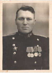 Дед с 32 года на Красном флоте,в Измаиле на квартире оставили у бабушкой,вещи в т.ч .и награды,шли на запад,тётка родилась в Измаиле 45г ,мама в Вене 48г,ехали обратно,бабушка сделала глупое лицо и сказала что вещи и награды продала,типа думала всех убили,дед ваще не парился бабку простил,до 89 го ходил с орденскими планками,только писал в МО просил подтвердить что его военмора выкидывали на парашюте в 41ом в какие то леса для поддержки партизанского движения,ответили что архивы потеряны.