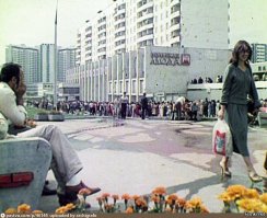 Автор м#дак!!! Надёргал фоток вперемешку из разных десятилетий и написал дурацкие подписи. Никто после работы на рынок не ходил, всегда закупками на рынке с утра занимались. Ставлю минус. Добавь в коллекцию фотку, где мужик с на лавочке ноутбуком по мобильнику разговаривает.