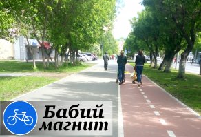 Всегда пролетаю впритирку, останавливаюсь и спрашиваю, есть ли у них запасной ребёнок и не проще ли уже испрользовать проезжую часть.
Если еду на встречу - останавливаюсь посередине и объясняя всё то же самое, заставляя себя объехать.