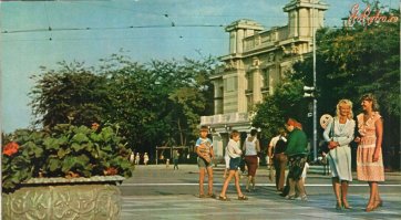 В принципе да, с поправкой, что основная масса фотографий середины прошлого века -так и жили. В начале 80-х конечно было получше, покрасивше, вот последняя фотка у автора похожа на мою комнату в детстве - односпальная кровать, раскладной диван, 2 стула, шкаф и стол-книжка..