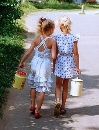 В принципе да, с поправкой, что основная масса фотографий середины прошлого века -так и жили. В начале 80-х конечно было получше, покрасивше, вот последняя фотка у автора похожа на мою комнату в детстве - односпальная кровать, раскладной диван, 2 стула, шкаф и стол-книжка..