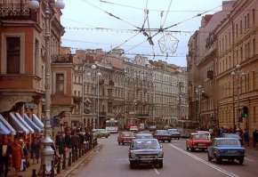 В принципе да, с поправкой, что основная масса фотографий середины прошлого века -так и жили. В начале 80-х конечно было получше, покрасивше, вот последняя фотка у автора похожа на мою комнату в детстве - односпальная кровать, раскладной диван, 2 стула, шкаф и стол-книжка..