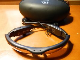 очки-плеер давно уже есть. вот. на 158 или на 512 метров для вело прогулки самое то. разработано хз в каком лохматом году