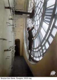 Правильно будет: внутри башни Елизаветы, так как  Биг-Бен  является названием самого большого из пяти колоколов внутри башни, однако часто это название по ошибке относят и к часам и к самой часовой башне в целом.