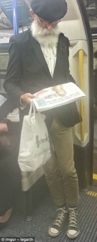 У деда то, если меня хреновое зрение не подводит, сумка то из Harrods. Неплохо.