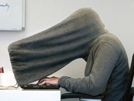 Здесь очень много практичных вещей. А капюшон для работы это вообще гениальная идея. С точки зрения компьютерной безопасности, этот свитер не позволит считывать информацию с экрана посторонним. Не очень удивлюсь если это распространится в офисах где стоит такая проблема. Про пленки на экран мне рассказывать не надо. Через них читают все