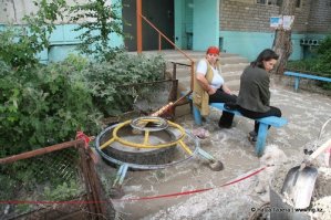 У нас были железные горки, железные качели, на которых можно было делать солнышко, и несколько железных черепах, которыми мы друг друга таранили. Самый класс был, когда летом раскапывали весь двор и меняли трубы, в те времена это делали ежегодно. Че мы только не делали на раскопках: и перестрелки, и прыжки с деревьев в кучи песка и земли, и салочки, и сифа. Гаражи, леса, шалаши, костры, разбитые машины. Однажды катались вдвадцатером на запоре с горы - сначала все затаскивали его на вершину, потом запрыгивали, когда он летел вниз. Как никто не сдох, до сих пор не пойму. И еще прикольно было когда дерево сломалось, на которое человек 5 влезло. Я, блин, на самой макушке сидел =))
С одной стороны, хорошо, что дети в безопасности, с другой это какая-то стерильная среда. Дети не понимают, насколько мир может быть опасен.