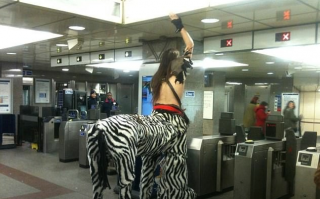 Собчкак в народ вышла.