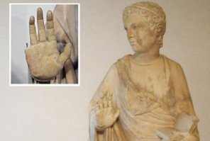(случайно отколол палец у мраморной скульптуры XIV века)  А от куда у этой скульптуры из мрамора арматура внутри, из стали?