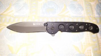 Мой CARSON на каждый день. Хорошо держит заточку. Иногда правлю на алмазном бруске (раз в пол года). Точил только один раз.