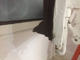 Такая же херня была на деревянных рамах  в нижней части окна. И не только в СССР.)) На фото - рама в старом доме в Италии. Характерная ложбинка - налицо))