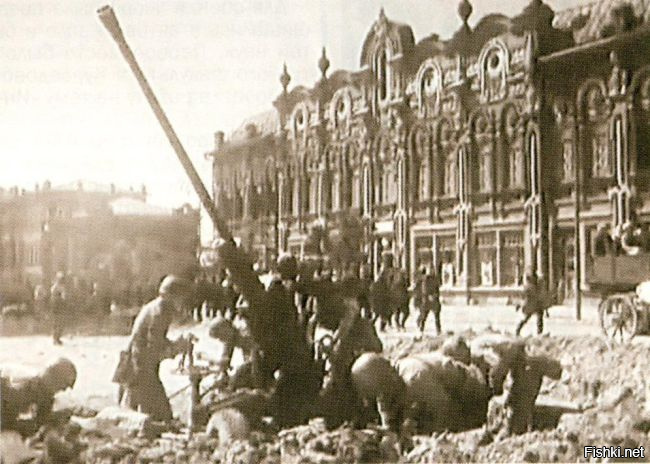 Так выглядело здание будущего кинотеатра во время Сталинградской битвы.