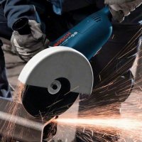 Дебилизм и пох..зм в одном флаконе. И да,- ещё идиотизм.

1. Где "газон" в понимании и определении понятия "газон" ? Или теперь всё,что не заасфальтировано, не забетонировано (например, любой пустырь с дикорастущей плешивой травой с лопухами и репейником, и собачьим г.вном в перемешку (надо же где-то выгуливать)- считается "газоном" ?

2. Почему не нашли и не уведомили хозяина данного авто. Может он заехал в этот двор впервые и отошёл не на долго ? Почему не вызвали гаи с эвакуатором, если самостоятельно не нашли хозяина ? Данное деяние квалифицируется самоуправством. И наказывается согласно действующему законодательству.

3. Даже если и компетентные органы из охраны природоресурсов установят нарушение парковки, то для данного водителя это обернётся штрафом. А заваривание машину по периметру забором можно квалифицировать как хулиганство, с обращением в полицию и суд с соответствующим заявлением.

И 4е, ответ на вопрос автора про то "как же он выбираться-то будет",бедный...) 
Элементарно: