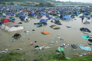 Где озеро грязи? Разве это грязь? Ну так лужица и тропку растоптали... 
Загуглите лучше фотки с Пустых Холмов - вот там действительно заливало...