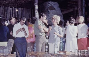 "До тех пор пока не изобрели мобильные телефоны, интровертам приходилось смотреть на свои руки".  Блин, я сначала подумала, что он смску пишет!