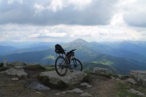 Вы абсолютно ПРАВЫ! Сегодня спускался. Сброс высот - 2600 метров, расстояние - 19 км (всего лишь), но после дождичка, местами весьма скользко, грунтозацепы на шинах поистёрлись в предыдущий раз, было весело, задорно, но больше 50 км час почему-то не вышло :). Вальсировал трижды, упал только раз - нырнул в "лужицу" на полколеса :). Ветер был в рожу :).