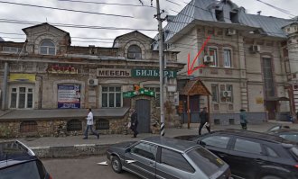 у нас тоже встречаются такие "минибары"..))
На фото Саратов, ул. Кутякова.., несколько лет назад там была пивнуха на 3-4 стола, шириной 3 метра и длинной около 12-15..)