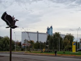 Тимашевск. На этот элеватор часами можно любоваться в пробке через ж/д переезд
