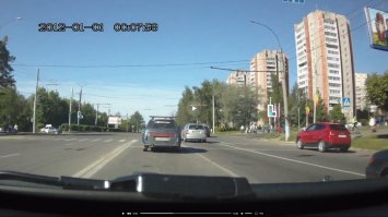 и еще скрин. мотоцикл "прячется" под зеркалом 2111.

то есть это момент, когда расстояние от мотоцикла до троллейбуса равно расстоянию от мотоцикла до регистратора.