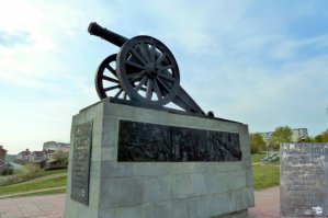 А в моем городе Каменск-Уральском ул. Советская начинается вот с такового памятника.