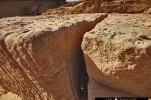 Скорее всего, из воображения))
Вот фото, внутри "пропила". Те же следы от кирок.
