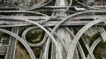 Где-то здесь читал статью о технологии изготовления процессоров. Там было прелестное сравнение работы процессора с гиганским дорожным акведуком. Если, конечно, возможно представить себе акведук с миллионами развязок и направлений.