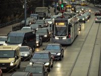 А этот трамвай по которой дороге идёт?