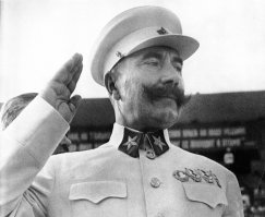 Да что ты. Разные у нас с тобой казаки. Разные у нас с тобой герои (слева направо: Сидор Ковпак, дед, которого боялся Гитлер, генерал-майор, маршал Буденный, Семен Михайлович, казак Недорубов, отметившийся при боях с гитлеровцами у станицы Кущевской, уничтоживший бок о бок с сыном больше 70 гитлеровцев, в 52 года ушел добровольцем на фронт), и Пластуны (казачий спецназ).