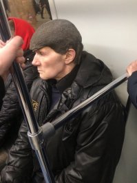 что у него с волосами? Такие грязные или это кепка такая стремная, повидавшая "жизнь"?