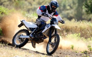 Вот представьте себе. Хотя это наверняка очень сложно мысля стереотипами.
Чисто для развития: эндуро - это не только кроссовые жужики типа таких, как на первом фото. Есть еще и большие эндуро, как на втором фото. Хотя чаще у нас катаются на чем-то более дешевом, как на третьем фото (в третьем случае, мотоцикл чисто технически не может ехать быстро, потому как там всего кубов 200).