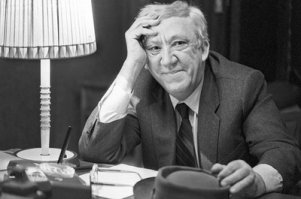 Напомнило как Ю.В. рассказывал:
По саванне идет белый охотник и видит раненого слона с шипом в окровавленной ноге. Он вытаскивает шип, промывает слону рану своей последней водой, перематывает рубахой ногу, и слон уходит, радостно трубя хоботом на всю саванну.
Проходит много лет, уже немолодой охотник с детьми приходит в цирк, где последним номером выходят слоны и выстраивают пирамиду. Вдруг большой и старый слон из самого основания пирамиды встречается умным взгядом с охотником, разваливает пирамиду и бежит к нему. Подбегает, обхватывает хоботом, поднимает над головой и 
со всей силы разбивает его об арену на смерть!..
 .................
Это был не тот слон.