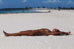 Барышни с белыми полосочками это не нудистки, а просто эрофотосессия. Барышни без полосочек - нудистки!