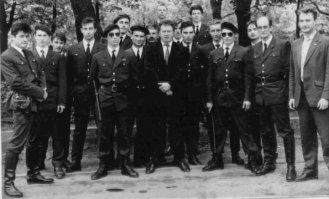 "нынешние, это просто ряженные, которые награждают друг друга памятными медальками и фантиками"
Нынешние,воевали в Приднестровье,Югославии,Абхазии,Чечне.Сейчас воюют на Донбассе.
Ну,а "ряженные",есть в любом течении или партии.Форма дает им возможность выделиться,помните таких 
 как "Соколы Жириновского"?