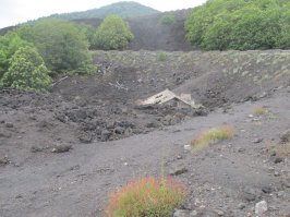 В прошлом году фото сделал на Сицилии у подножия Этны.
Дом засыпало небольшим извержением 2014 года. 
Там у них раз в пару - тройку лет такое происходит. Но они не парятся. 
По поводу 2014 года говорят - а, так ерунда, а не извержение. Снесло всего несколько домов и автостанцию.