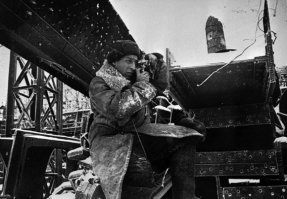 Вот в Сталинграде. Представляете под вечным огнем, бомбежками снимать. Я вообще не понимаю как там люди выжили. Постоянно утюжит авиация, всюду стреляют, мины рвуться. 
Но вот как то прошли все это.