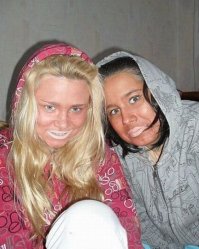 Они не смогли вовремя остановиться и продолжали наносить макияж