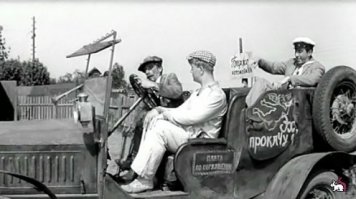 Автомобиль марки "Лорен Дитрих", а название "Антилопа Гну" ему придумал Остап
Цитирую:
"  Адам!   закричал он, покрывая скрежет мотора.   Как зовут вашу тележку?
   "Лорен-дитрих"   ответил Козлевич.
   Ну, что это за название? Машина, как военный корабль, должна иметь собственное имя. Ваш "лорендитрих" отличается замечательной скоростью и благородной красотой линий. Посему предлагаю присвоить машине название   "Антилопа-Гну". Кто против? Единогласно."
Впрочем я не уверен, что это был "Лорен-Дитрих", потому что сами авторы написали, что Козлевич собрал машину черт знает из чего, и прикрепил на радиаторе эмблему "Лорен-Дитрих".