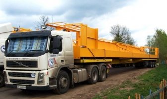 Я помню СССР. По дорогам Уфы, в 80-х, ездили длинномеры. Но сзади у них была кабина с рулем и водителем. К сожалению не нашел фоток в Инете. Но нечто похожее нашел. Сзади седел водитель и подруливал на поворотах. А такие авто-поезда, как в Австралии, как проходят повороты? Заходят на встречку?  Просто интересно..