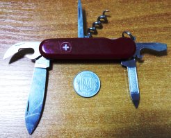 Мой старичок)) С 2000-го всегда со мной - настоящий товарищ, не раз выручал!
Сыну на  14-летие купили в два раза массивнее и серьёзнее Victorinox - с оленем на боку))))