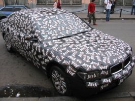 Вспоминаю лихие 90-е, я тогда был студентом и жил у деда с бабкой - у подъезда постоянно парковался "крутой" бычара со всеми атрибутами - цепь, малиновый пиджак, радиотелефон.
 Сосед работяга с первого этажа предупредил его раз, предупредил два - на каждое предупреждение, бычара реагировал невнятными матами и жестами. Наконец настал день когда сосед спокойно вышел из дома и пошел прокалывать шины! Прямо при хозяине! Тот спохватился только после второй проколотой , схватил работягу за грудки и начал разоряясь время от времени его бить. 
Тут же выбежали 2 друга работяги и теперь уже втроем они отметелили бычару стукая его об его же машину -потом спокойно ушли дальше пить.
 Был теплый сезон, я наблюдал это действо с балкона, как и десяток -другой соседей ...бычаре не помог НИКТО! Очухавшись через полчаса он самостоятельно пополз в подъезд, все соседи просто обходили его так как знали за что он пострадал.
P.S. Самое забавное было дальше -машину он стал парковать где и все и перестал ходить во дворе с распальцовкой.