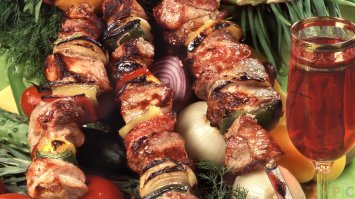 Что может быть лучше горячего шашлыка с кувшином доброго вина и ароматной свежеиспеченной ржаной лепешкой, сдобренной сыром, чесноком и укропом!
В жопу полезность!