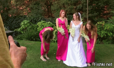 "Фотобомбы": 17 свадебных фото, на которых что-то пошло не так