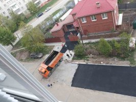 Ай-яй-яй.
Наверное опять очевидцы все не так поняли. Просто Хозяин котеджа асфальтировал себе двор, но немного не расчитал и чтобы асфальт не пропадал - заасфальтировал дорогу перед домом. 

Эх, мне бы пару таких "добрых" соседей. Уж я бы нашел применение их добру. То есть доброте, конечно...