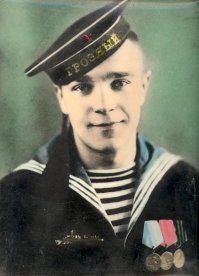 Вот этот морячок?!