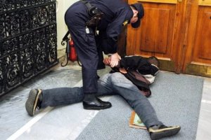 Такое впечатление, что раньше и у стражей порядка и у правонарушителей лица были более одухотворённые ...